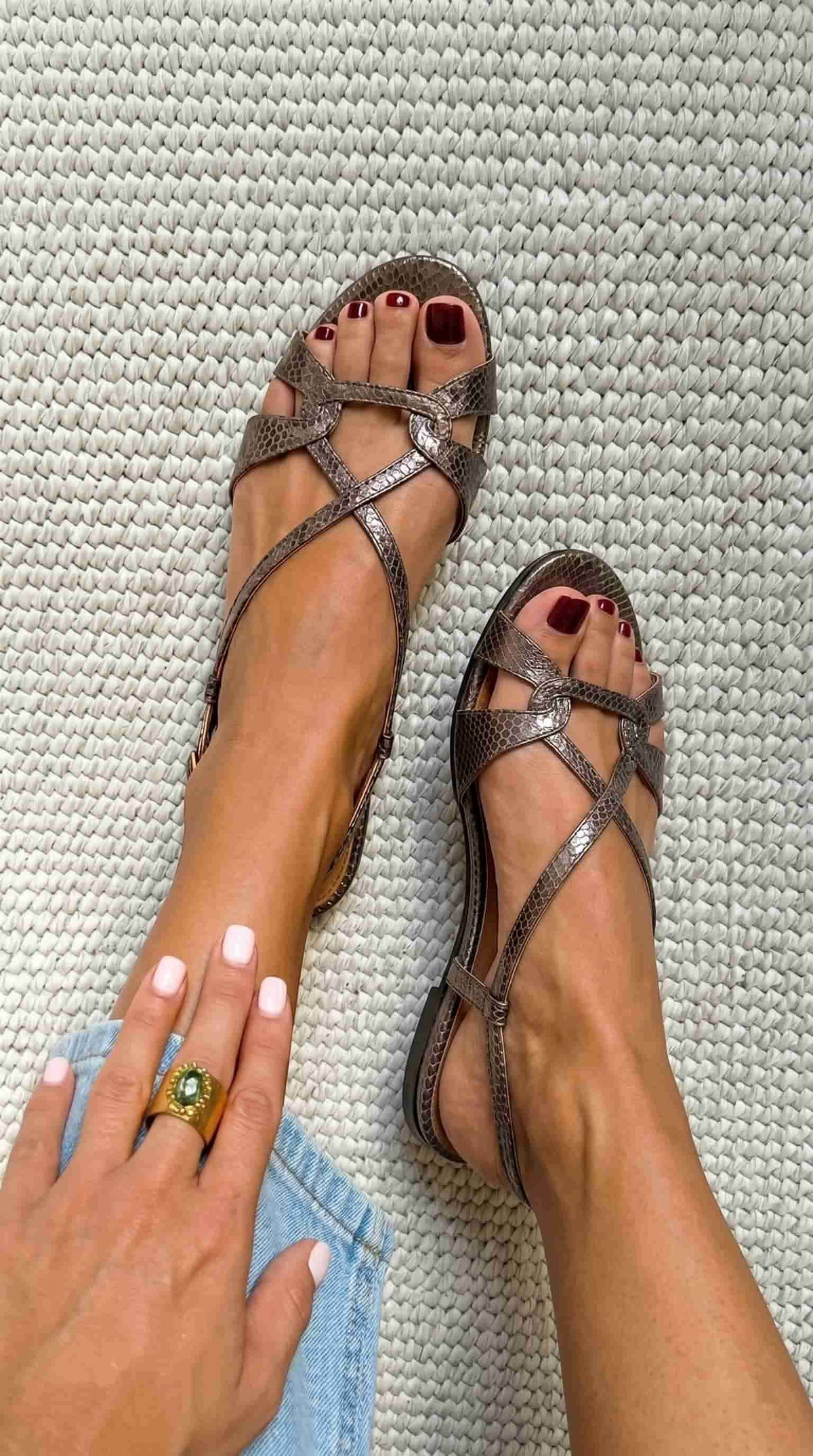 Sandalias Slingback Efecto Serpiente Planas Bronce de Punta Abierta